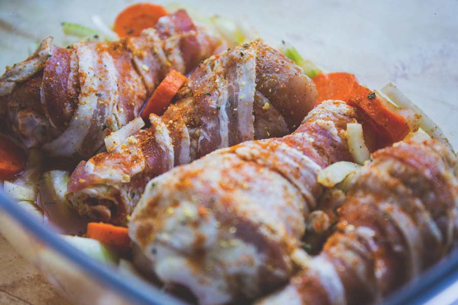 Zavojčki zelenjave v plašču iz slanine